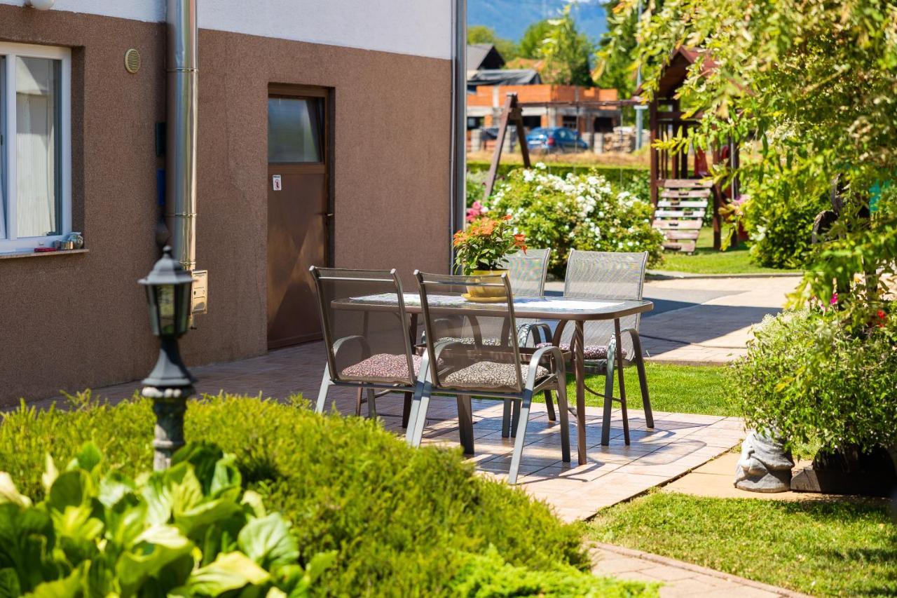 Soba I Apartman Dula Ogulin Buitenkant foto